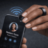 a_digital_photograph_captures_a_close_up_of_a_dark Bague simple NFC intelligente – partagez en un seul geste